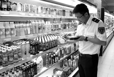 北京市石景山區(qū)質(zhì)監(jiān)局對(duì)應(yīng)季產(chǎn)品進(jìn)行專項(xiàng)檢查(圖)